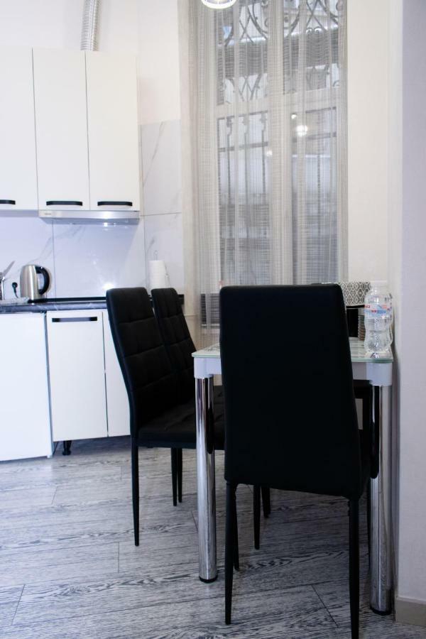 Apartment Barvy Lvova On Kostyushka St Bagian luar foto
